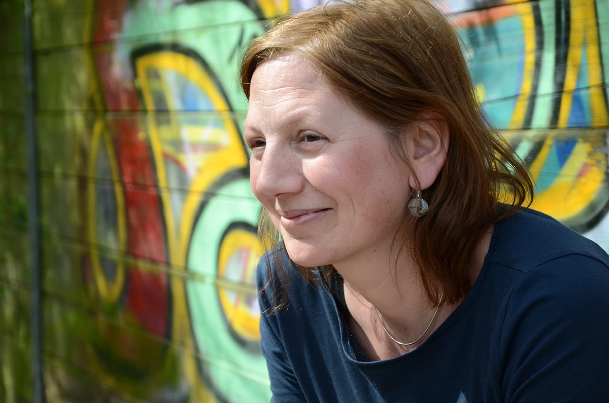 Portrait Ines Pohlkamp vor einer Graffitiwand